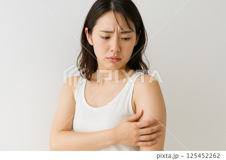 脇を気にする日本人女性のスキンケアシーン 125452262