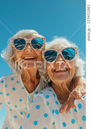 Joyful seniors enjoying life at the beach fun...のイラスト素材 [125452861] - PIXTA