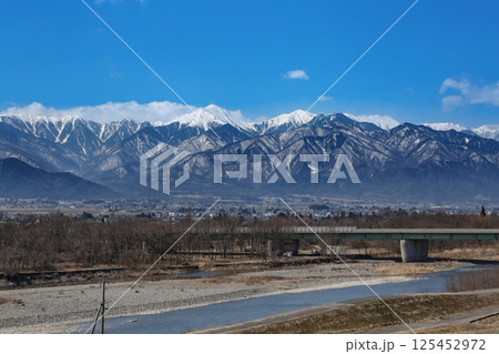 白く輝く北アルプス山脈 白く輝く北アルプス山脈 125452972