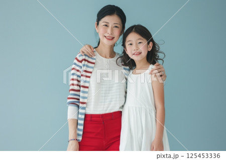 母親と子供が並んだポートレート(親子・遺伝・母の日・家族写真) 母親と子供が並んだポートレート(親子・遺伝・母の日・家族写真) 125453336