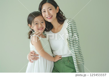 母親と子供が並んだポートレート(親子・遺伝・母の日・家族写真) 母親と子供が並んだポートレート(親子・遺伝・母の日・家族写真) 125453337