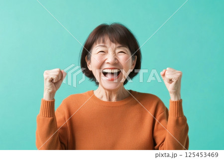 ガッツポーズをして喜ぶおばあさん(嬉しい・楽しい・応援) ガッツポーズをして喜ぶおばあさん(嬉しい・楽しい・応援) 125453469