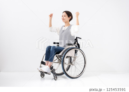 車椅子　ヨガ　ストレッチ 125453591