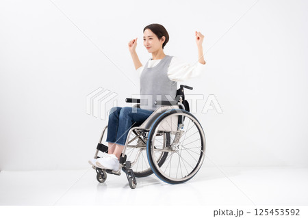 車椅子　ヨガ　ストレッチ 125453592
