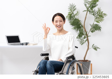 車椅子の女性 在宅ワーク OK 車椅子の女性 在宅ワーク OK 125453605