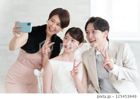 結婚式のゲストと撮影する新郎新婦 125453649