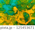 緑とオレンジの絞り染めの抽象的な模様9 125453671