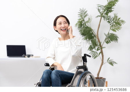車椅子に女性 在宅ワーク 通話 車椅子に女性 在宅ワーク 通話 125453686