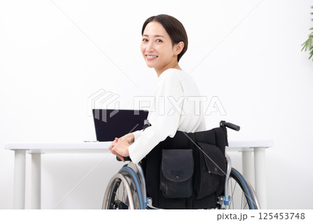 車椅子に女性　在宅ワーク 125453748