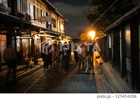 夜の京都を散策する外国人団体客 125454206
