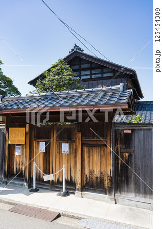 晴れの青空と古都金沢の新観光名所「千田家庭園」イメージ｜長町武家屋敷跡｜石川県金沢市 125454309