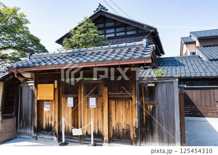 晴れの青空と古都金沢の新観光名所「千田家庭園」イメージ｜長町武家屋敷跡｜石川県金沢市 125454310