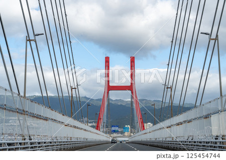 神戸市東灘区にかかる阪神高速5号湾岸線の六甲アイランド大橋 125454744