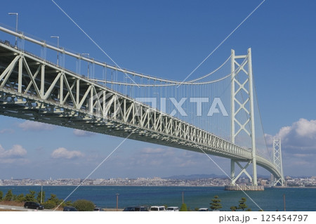 道の駅あわじから見上げる明石海峡大橋 125454797