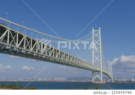 道の駅あわじから見上げる明石海峡大橋 125454798