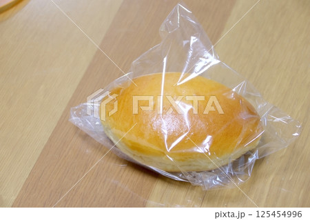 袋に入ったクリームパン 袋に入ったクリームパン 125454996