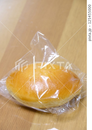 袋に入ったクリームパン 袋に入ったクリームパン 125455000