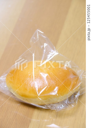 袋に入ったクリームパン 125455001