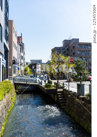 晴れの青空と川沿いにおしゃれな店が立ち並ぶ「せせらぎ通り商店街」イメージ|石川県金沢市 晴れの青空と川沿いにおしゃれな店が立ち並ぶ「せせらぎ通り商店街」イメージ|石川県金沢市 125455004