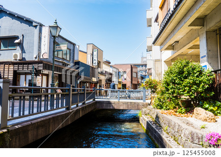 晴れの青空と川沿いにおしゃれな店が立ち並ぶ「せせらぎ通り商店街」イメージ|石川県金沢市 晴れの青空と川沿いにおしゃれな店が立ち並ぶ「せせらぎ通り商店街」イメージ|石川県金沢市 125455008