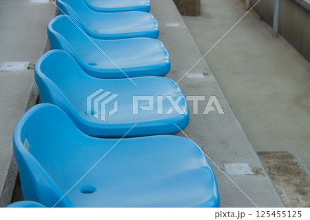 スタジアムのベンチ 125455125