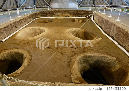 三内丸山(さんないまるやま)遺跡 縄文のムラ 大型建物の柱を立てた6つの穴の保存の様子 青森県青森市 三内丸山(さんないまるやま)遺跡 縄文のムラ 大型建物の柱を立てた6つの穴の保存の様子 青森県青森市 125455390
