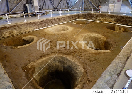 三内丸山(さんないまるやま)遺跡 縄文のムラ 大型建物の柱を立てた6つの穴の保存の様子　青森県青森市 125455391