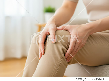 膝の関節に痛みを感じている女性 125456210