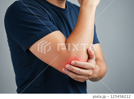 ひじの関節に炎症が出ているイメージ 125456212