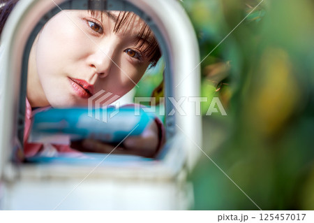 郵便物を取り出す女性 郵便物を取り出す女性 125457017