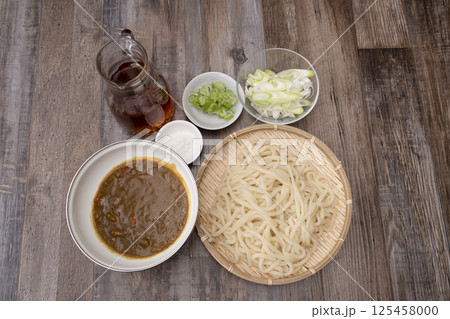 残り物のカレーで作ったカレーうどんを丼に盛り付ける 残り物のカレーで作ったカレーうどんを丼に盛り付ける 125458000