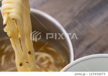 残り物のカレーで作ったカレーうどんを丼に盛り付ける 残り物のカレーで作ったカレーうどんを丼に盛り付ける 125458073