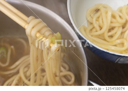 残り物のカレーで作ったカレーうどんを丼に盛り付ける 125458074