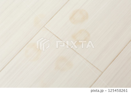 白いクッションフロアのシミ汚れ 125458261