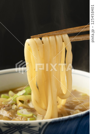 残り物のカレーで作ったカレーうどんを箸で持ち上げる 残り物のカレーで作ったカレーうどんを箸で持ち上げる 125458401