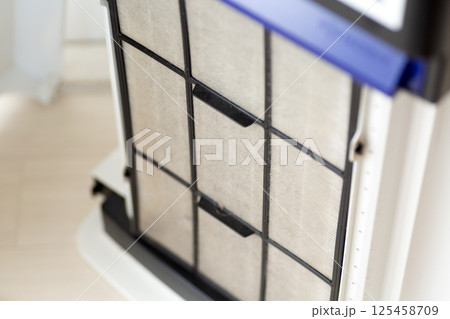 空気清浄機の汚れたフィルター 125458709