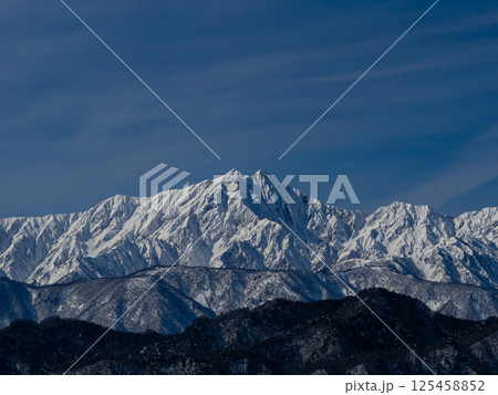 冬の北アルプスの山並み　長野県白馬村 125458852