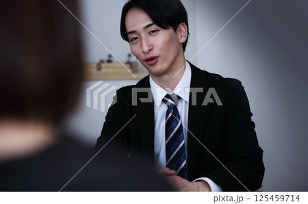 強引に契約させる悪徳セールスイメージ 強引に契約させる悪徳セールスイメージ 125459714