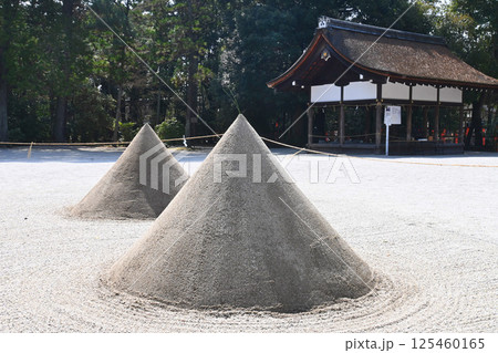 京都市の世界遺産上賀茂神社 円錐状の立砂 125460165