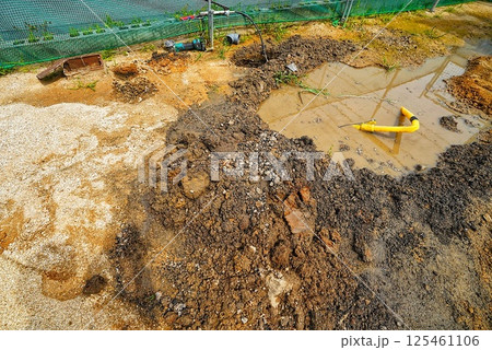 水道管破裂状況で修理中 水道管破裂状況で修理中 125461106