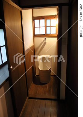 古い洋館の男子トイレ 古い洋館の男子トイレ 125461362