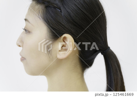 白背景の若い女性の横顔のアップ 125461669
