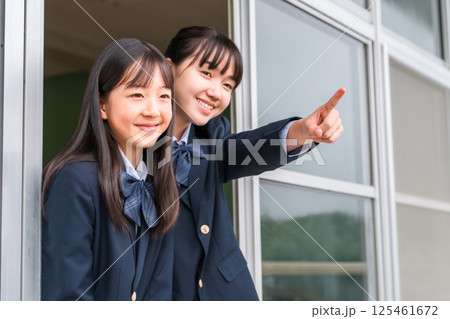 教室の窓から声援を送る女子中学生・女子高生 125461672