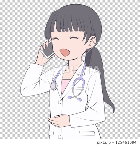 スマホで電話をかける黒髪の女性医師・笑顔 スマホで電話をかける黒髪の女性医師・笑顔 125461694