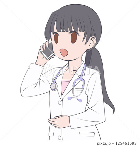 スマホで電話をかける黒髪の女性医師・笑顔 スマホで電話をかける黒髪の女性医師・笑顔 125461695