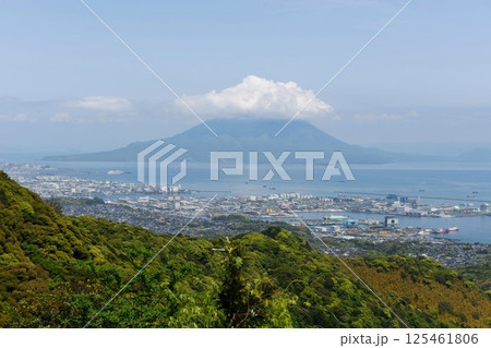 【鹿児島市　指宿スカイライン「須々原展望台」より北東の桜島を望む】 125461806