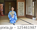 浴衣を着た若い女性 125461987