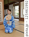 浴衣を着た若い女性 125461992