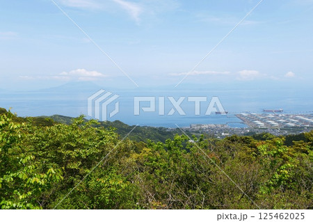 【鹿児島市 指宿スカイライン「樋高展望台」より北東の桜島と東の喜入石油基地を望む】 【鹿児島市 指宿スカイライン「樋高展望台」より北東の桜島と東の喜入石油基地を望む】 125462025