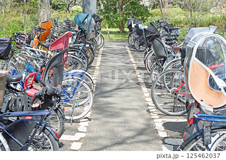駐輪場に並んだ自転車 125462037
